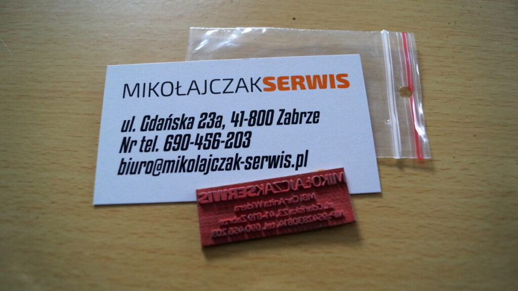 Przykładowa pieczątka oraz wizytówka reprezentująca usługi warsztatu samochodowego 